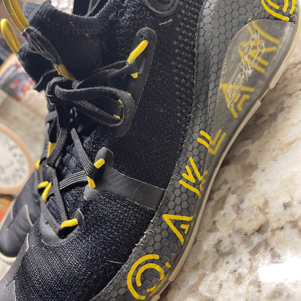 SC Under Armour size 6